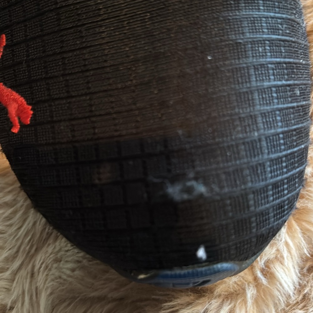 Boys puma has a small tear at the toe on the right shoe pic shown - Picture 5 of 5
